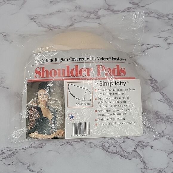 SIMPLICITY 5/8" Thick Raglan Covered with Velcro Fastner Shoulder Pad - Picture 1 of 6